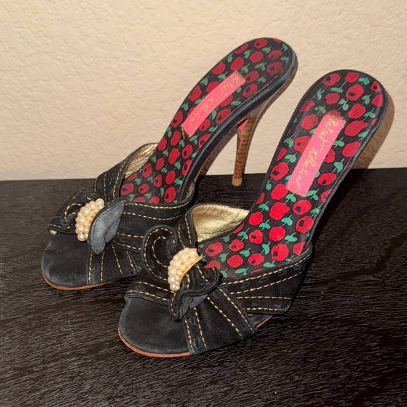 Betsey Johnson Shoes - Betsey Johnson Black Suede Pearl and Bow Heels Size 6‎